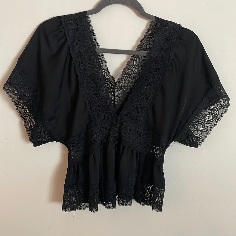 Black delicate cropped blouse with lace